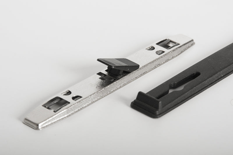 Compresor metálico para herraje registrador HE-40 con medida de 118 mm de largo y broche de plástico negro, acabado níquel con dibujo checkered finish. Compresor metálico para herraje registrador HE-40 con medida de 118 mm de largo y broche de plástico negro, acabado níquel con dibujo checkered finish.